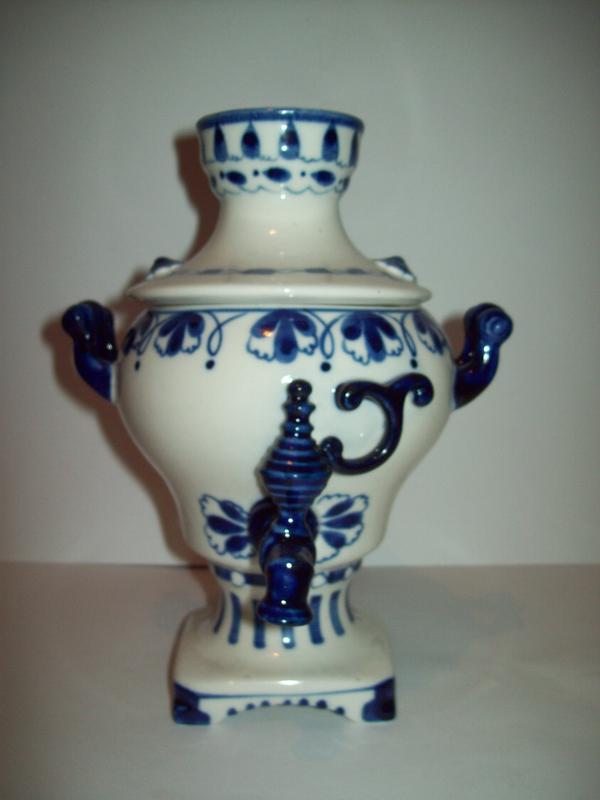 Un samovar en porcelaine de Gjel