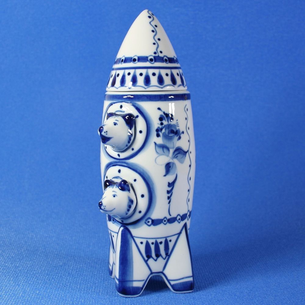 Strela et Belka, les chiens de l'espace, sur un flacon fusée (la pointe de la fusée est le capuchon)