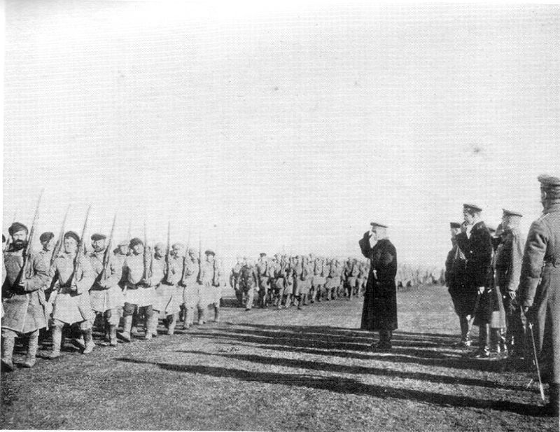 L'amiral Koltchak passe ses troupes en revue