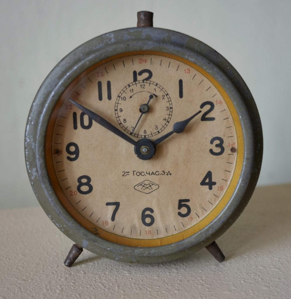 Le réveil ci-dessous porte à la fois laque de cette fabrique et du Tochmek, il a donc été produit entre 1930 (début de la 2ГЧЗ) et 1933 (fin du Tochmekh)