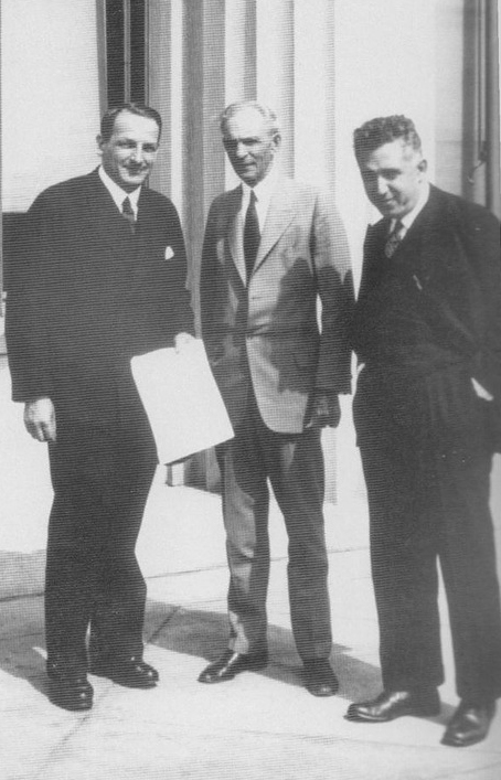 Signature du contrat de construction de la grande Fabrique automobile Gorki le 31 mai 1929; de gauche à droite: Valery I. Mezhlauk, vice-président du Le Conseil suprême de l'économie nationale (Высший Совет Народного Хозяйства, ВСНX), Henry Ford, et Saul Grigorievich Bron, président de l'Amtorg. Valery Mezhlauk et Saul Bron seront tous deux exécuté en 1938, lors des grandes purges.