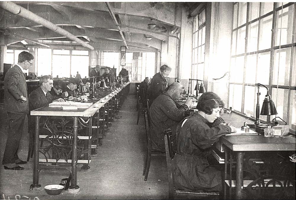 Un des spécialistes de Dueber-Hampden, John Miller (assis) instruisant des ouvriers soviétiques dans les locaux de la 1ère Fabrique.
